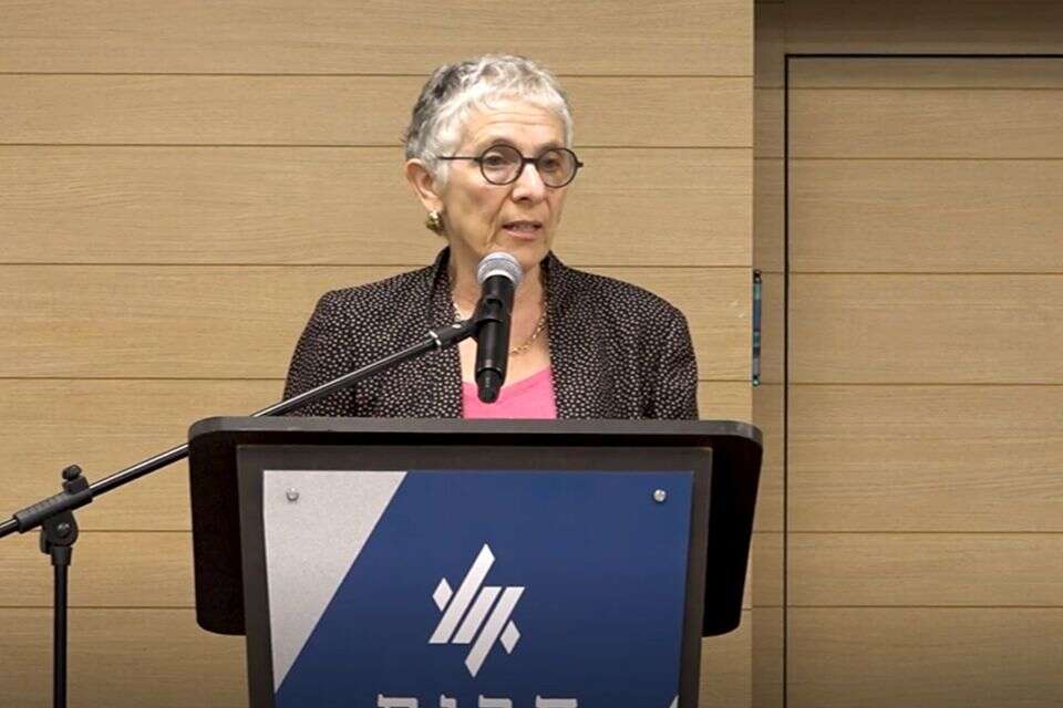 מציבה לבריטים מראה. מלאני פיליפס באירוע לרגל צאת ספרה החדש , באדיבות מכון ארגמן