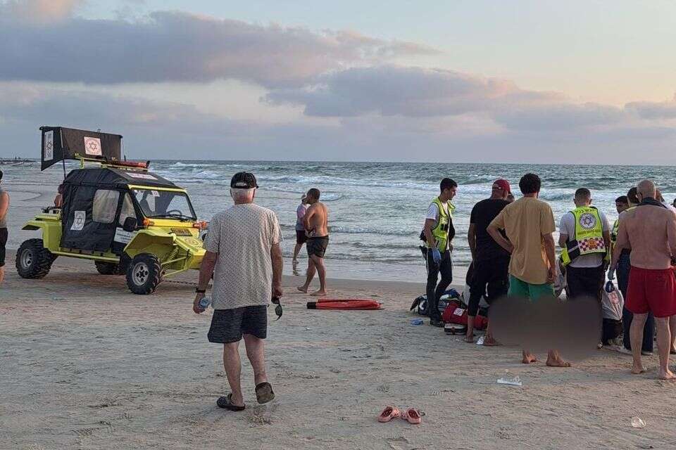 נקבע מותו של גבר שטבע בחוף לא מוכרז בחדרה , מד"א