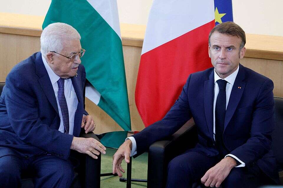 החליט להכיר במדינה פלשתינית. מקרון ואבו מאזן , אי.אף.פי
