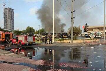 שריפה פרצה בחניון אוטובוסים בבת ים, גופה אותרה במקום , ללא 