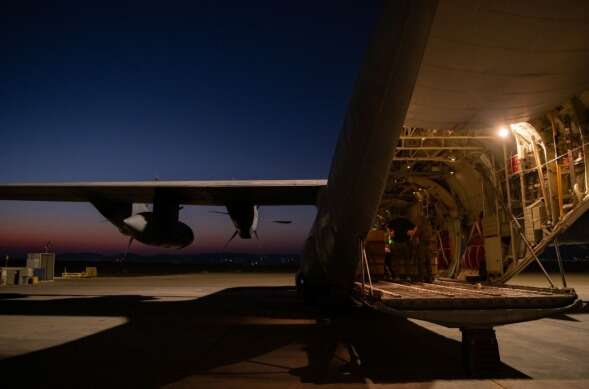 העמסת סיוע הומניטרי על מטוס לקראת הצנחה , דובר צה"ל