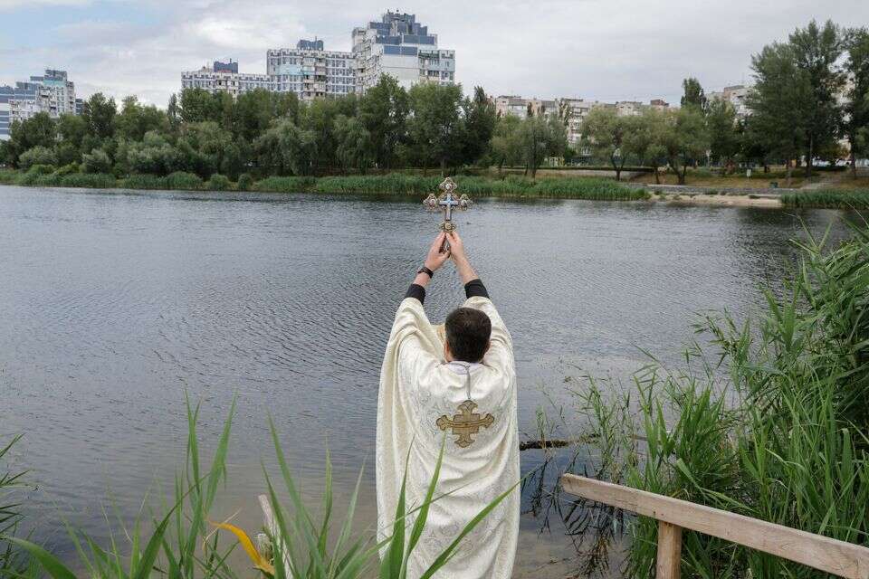 כומר מואשם ברצח , א.פי.איי