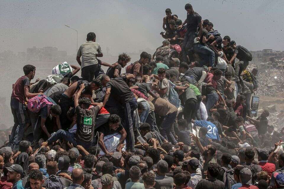 עזתים עם הסיוע ההומניטרי ברצועה , אי.פי.אי