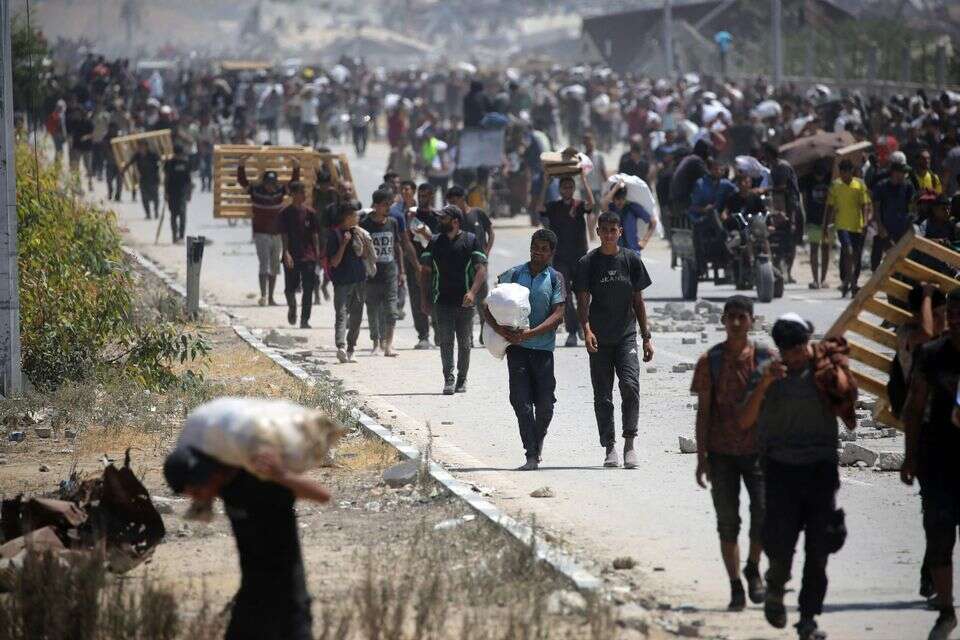 עזתים עם הסיוע ההומניטרי ברצועה , אי.אף.פי