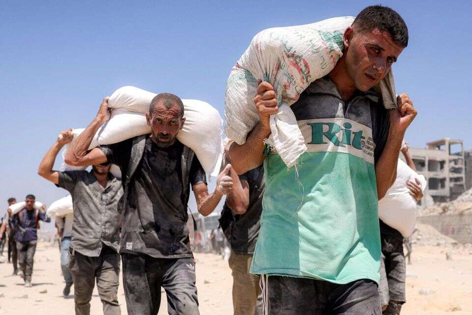 העולם רואה את התמונות מעזה. עזתים עם הסיוע ההומניטרי ברצועה , אי.אף.פי
