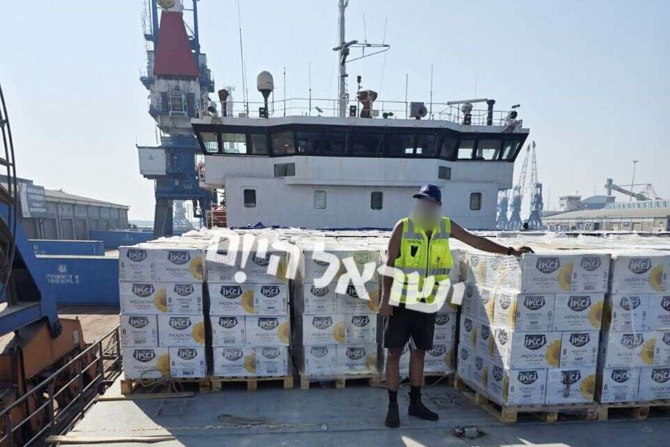 סחורה טורקית בדרך לעזה. , .