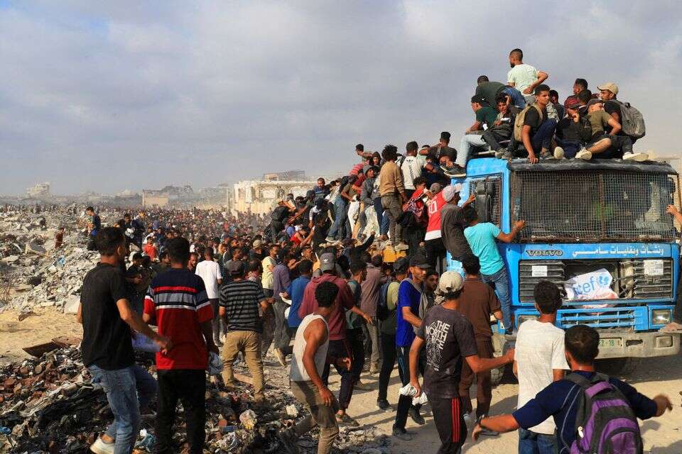 פלשתינים בעזה מתנפלים על משאיות סיוע. , רויטרס