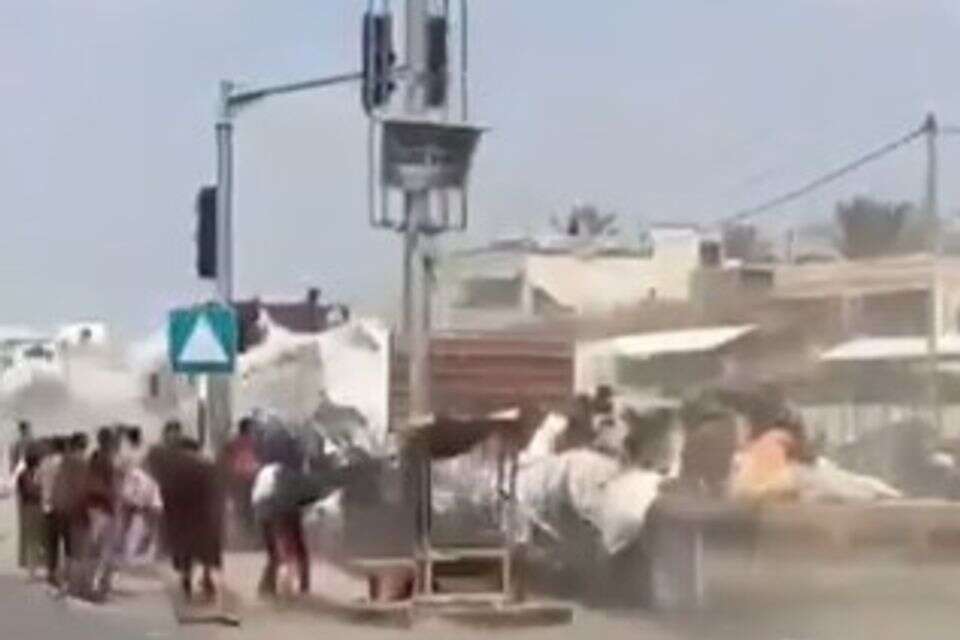 מחבלי חמאס גונבים סיוע הומניטרי (ארכיון) , ללא קרדיט