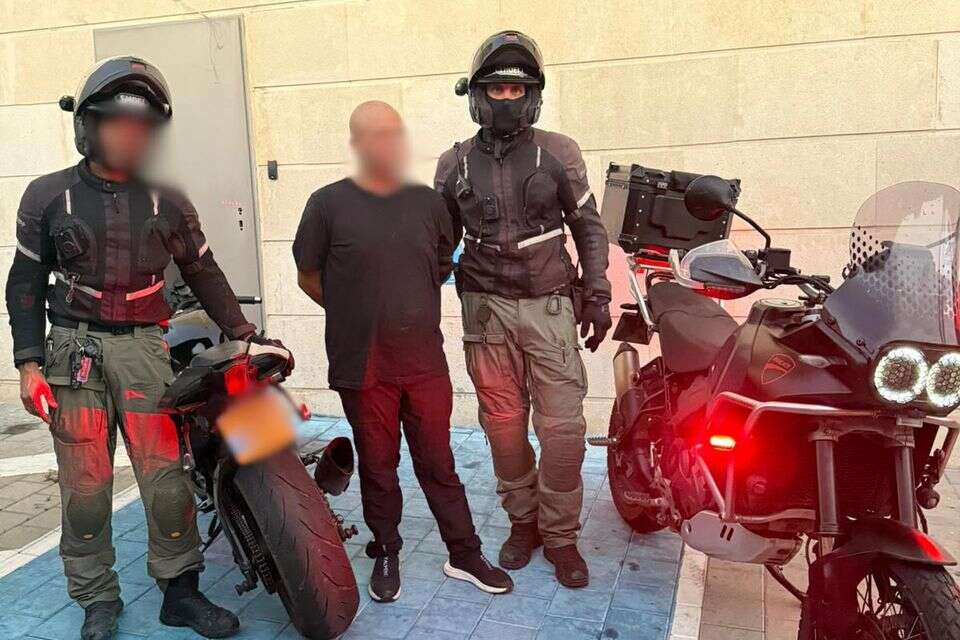 חשוד נמלט במרדף פרוע על אופנוע - נעצר ללא רישיון נהיגה , דוברות המשטרה