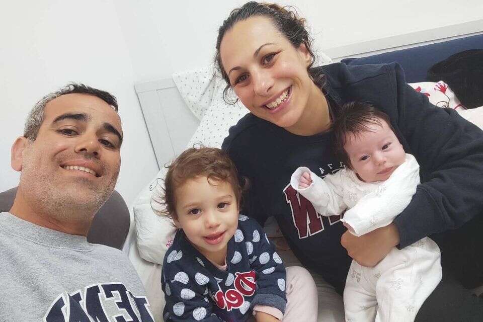 עמרי מירן עם זוגתו לישי והבנות רוני ועלמא , ללא