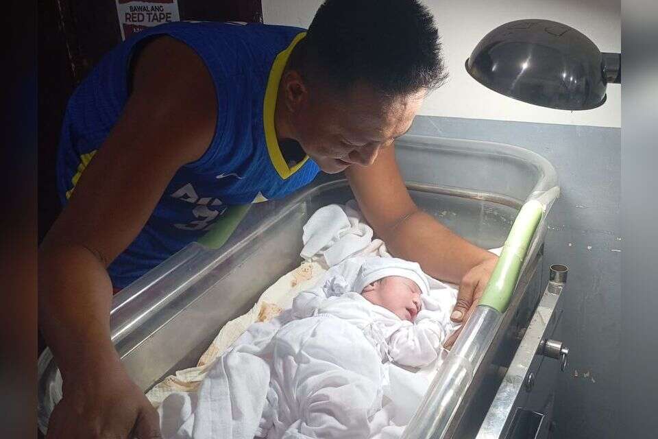 ג'ימי בבית החולים עם בתו הקטנה , .