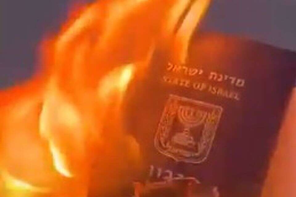 שריפת הדרכון הישראלי , צילום מסך מתוך טוויטר