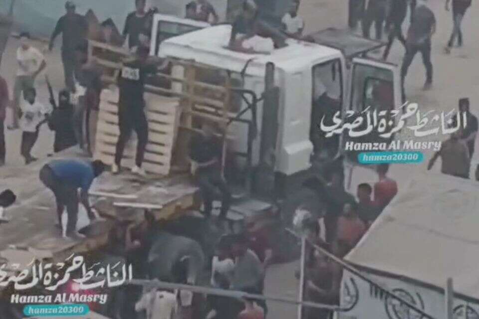חמושי חמאס שודדים עזתים רעבים , רשתות ערביות