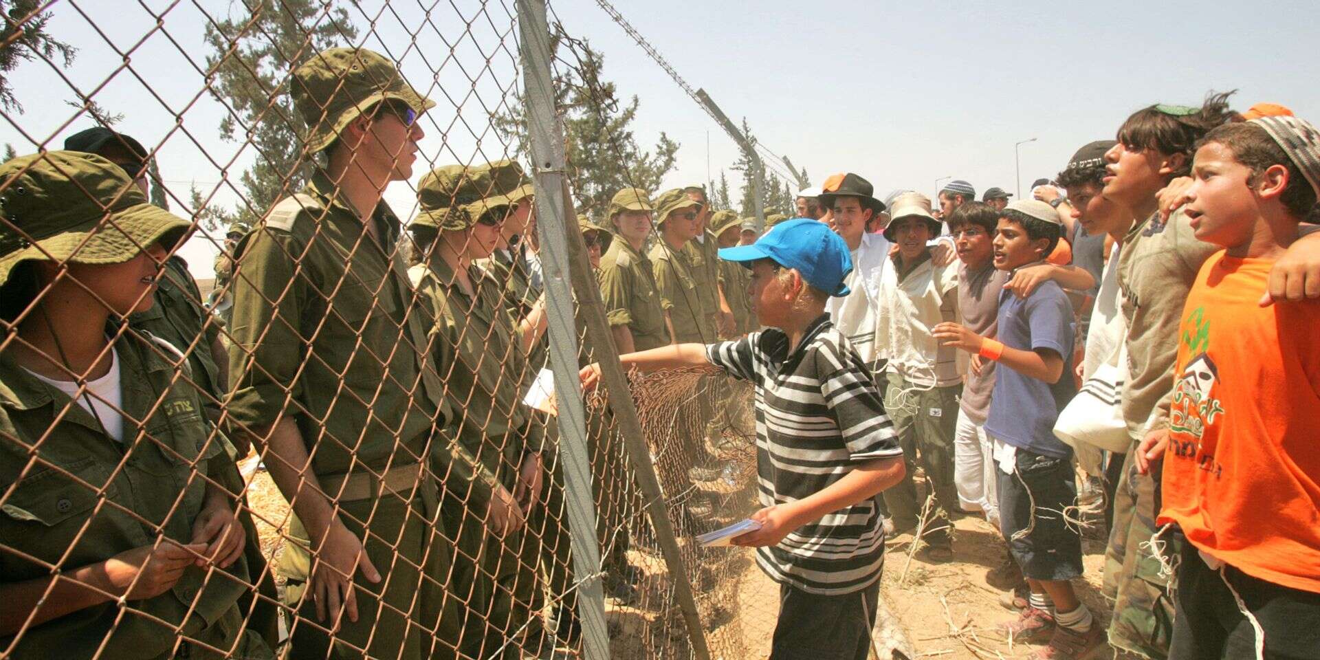 משני צידי הגדר , מרים צחי