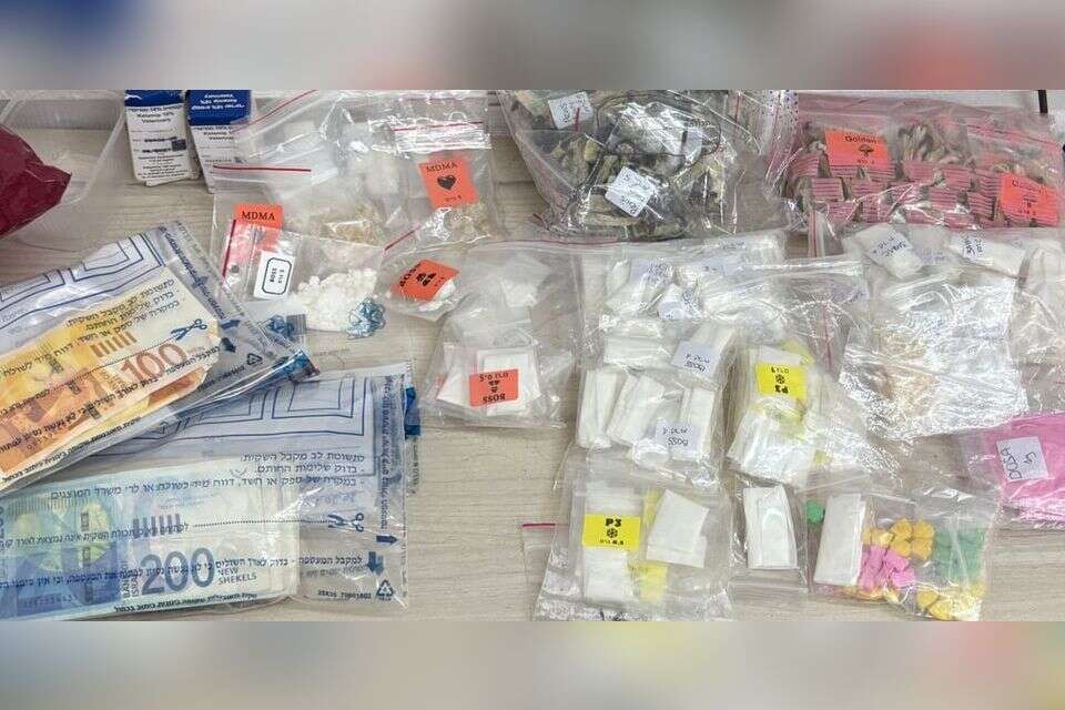 חומרים החשודים כסם שנתפסו אצל רוכב האופנוע , דוברות המשטרה