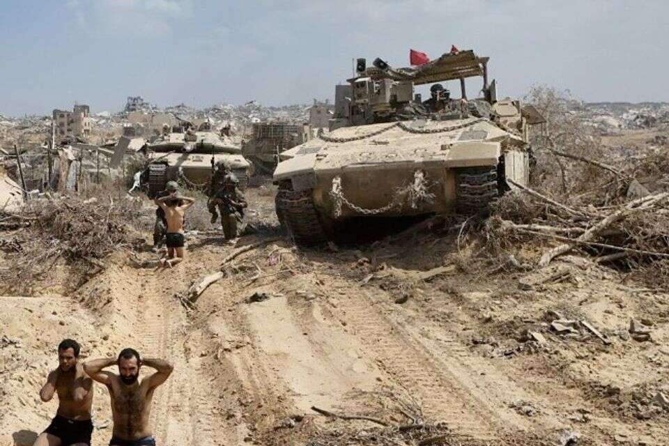 תיעוד מיוחד מבית חאנון: מחבלים בחמאס נכנעים ללוחמי גבעתי , דובר צה"ל