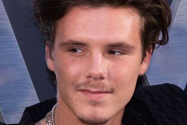 קרוז בקהאם עם הגעתו לבכורה של תוכנית הטלוויזיה 'בקהאם', לונדון 3 אוקטובר, 2023 , AP Photo_Vianney Le Caer