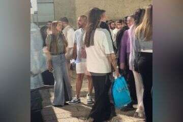 צפו: מי הבחורה שצמודה לרום שמיר?