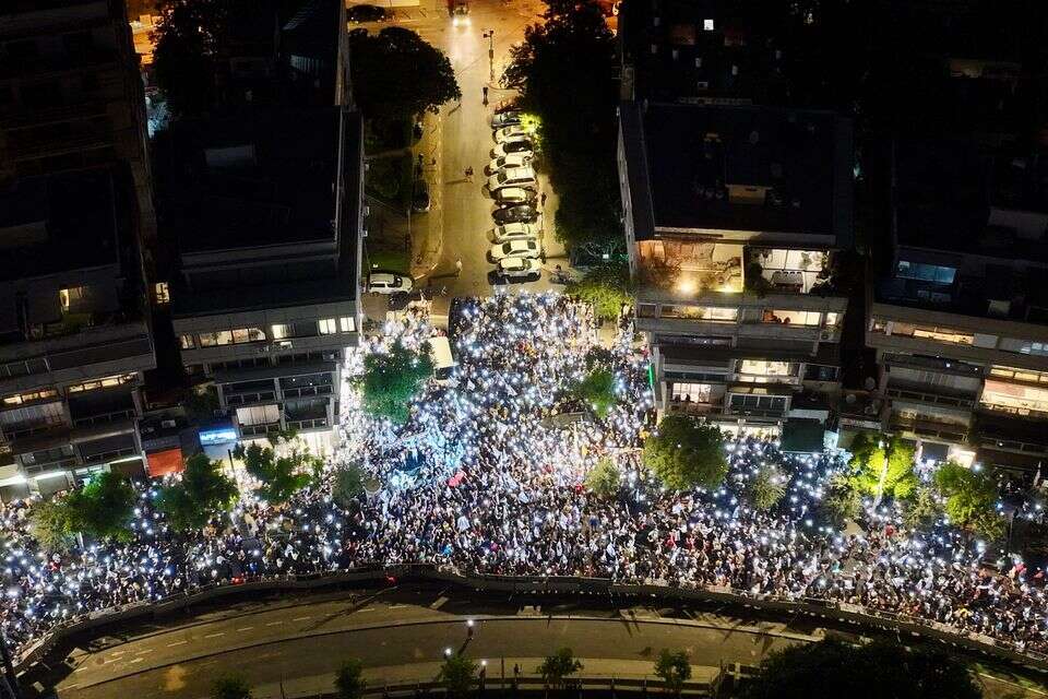 העצרת בכיכר המדינה , אביב אטלס