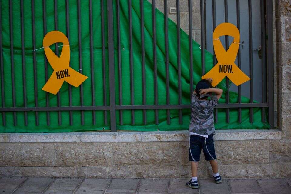 מחווה בבתי הספר לחטופים , אורן בן חקון