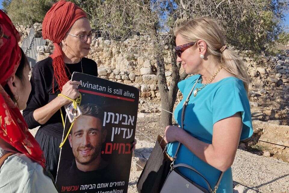 דיצה אור וקלי ג'ונסון בשילה הקדומה  , ללא 