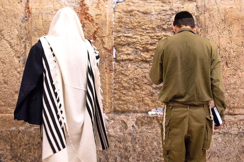 מתפללים בכותל. "כולנו אותו עם" , דובר צה"ל
