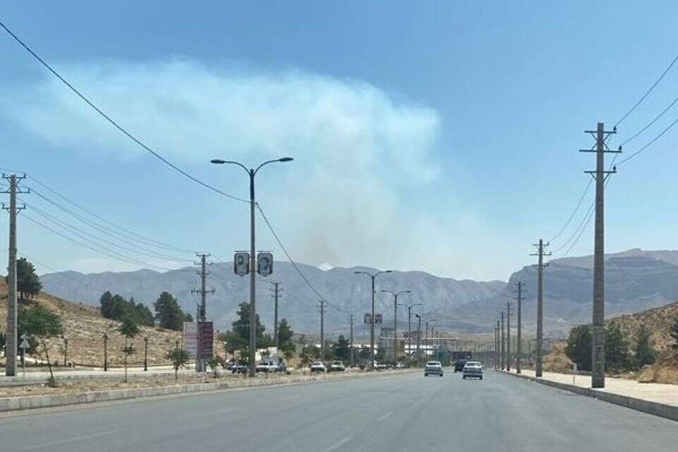 עשן עולה מבסיס משמרות המהפכה ממערב לשיראז באיראן , רשתות חברתיות