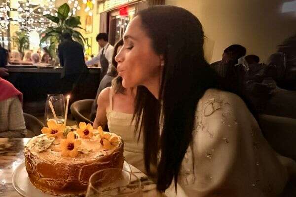 מייגן מרקל, הדוכסית מסאסקס, נושפת על הנרות של עוגת יום ההולדת ה-44 שלה, 5 באוגוסט, 2025 , מתוך עמוד האינסטגרם של מייגן מרקל 