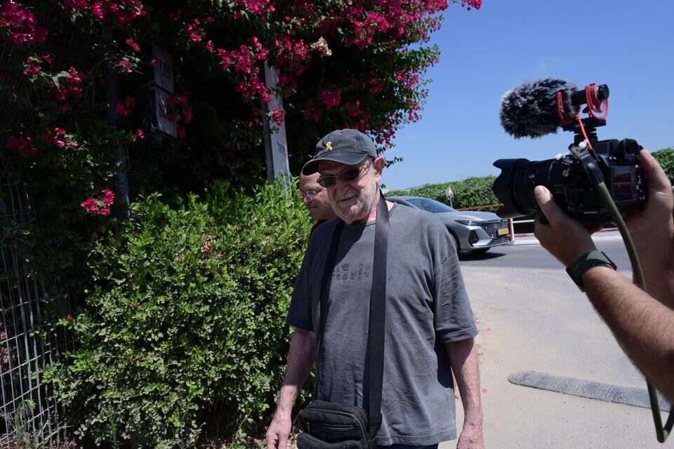אפרים בן שמיר מחוץ למשרדי להב 433 , משה בן שמחון