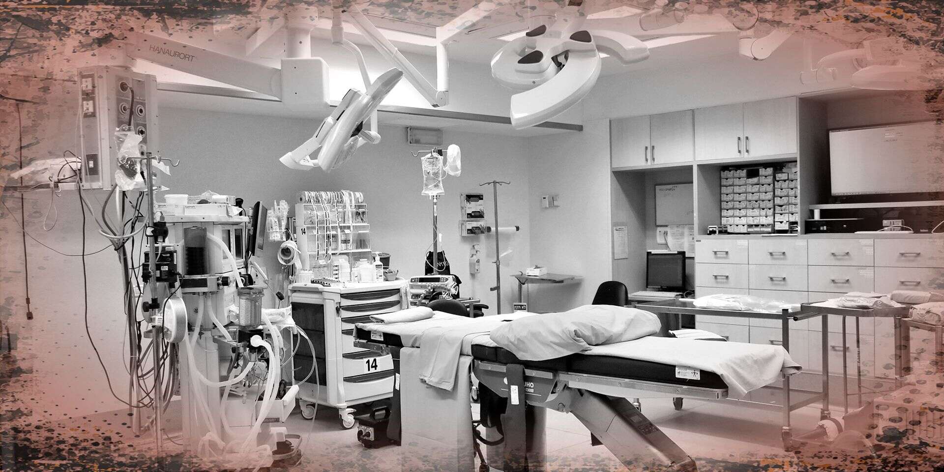 חדר ניתוח באיכילוב. הרופא הבכיר, בניגוד לרופאה התורנית, סבר ש"המהלך הקליני של החולה אינו חריג" , גדעון מרקוביץ