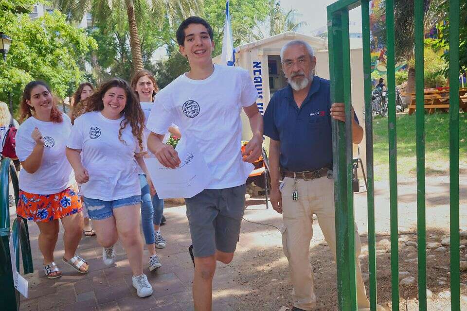 מה שהחל כסמל סטטוס, הפך לנורמה. תלבושת האחידה , יהושע יוסף