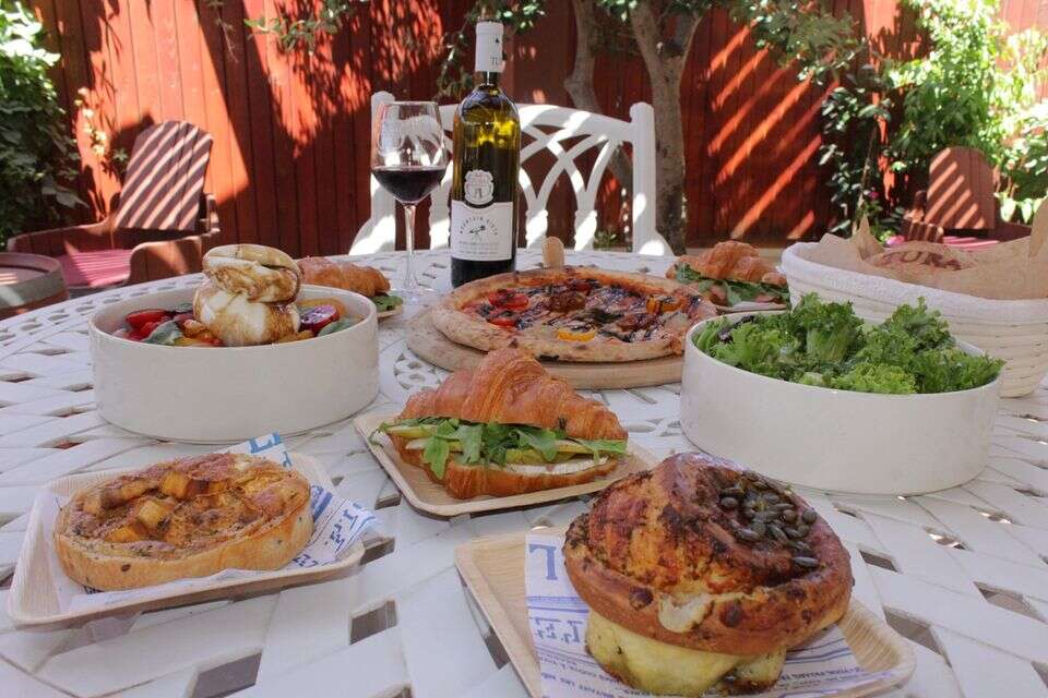 בית הקפה של יקב טורא , יח"צ