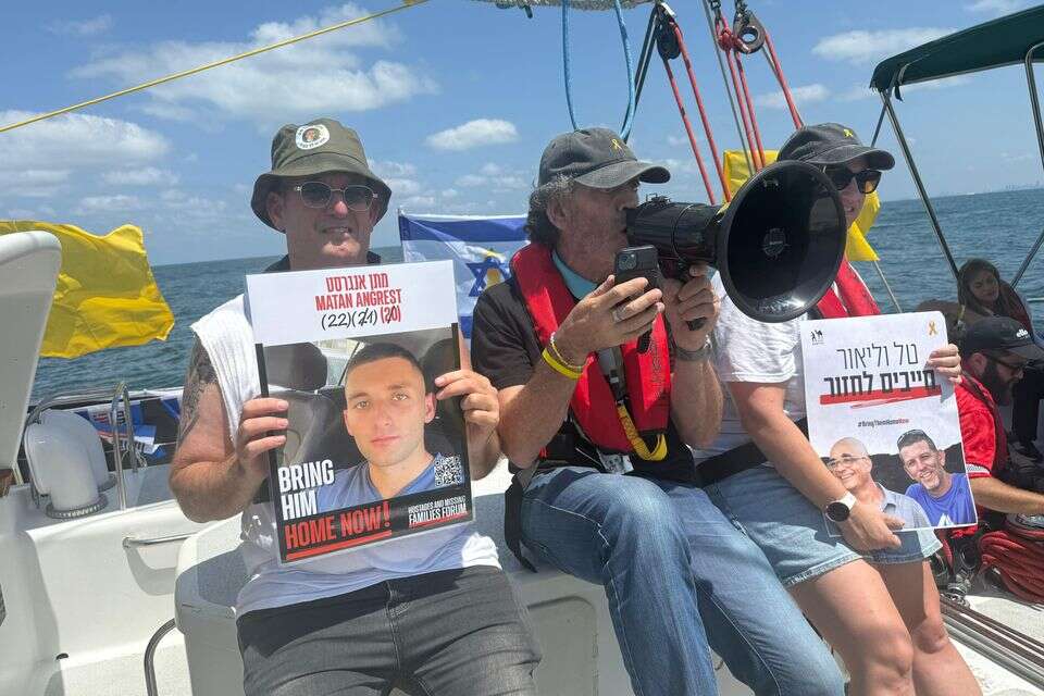 חגי אנגרסט, אלה חיימי ואורי קוניו. בני משפחות החטופים במשט לעזה , מטה המשפחות