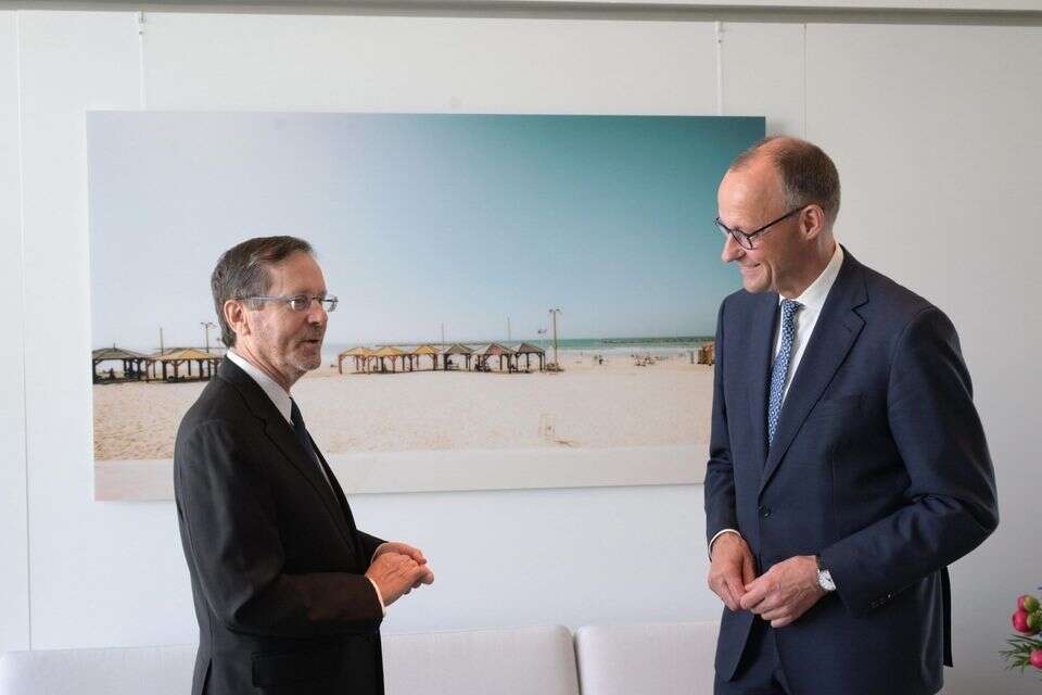 הקנצלר פרידריך מרץ והנשיא הרצוג בביקורו בגרמניה. גם מרץ הכריז על אמברגו חלקי , עמוס בן גרשום/לע"מ