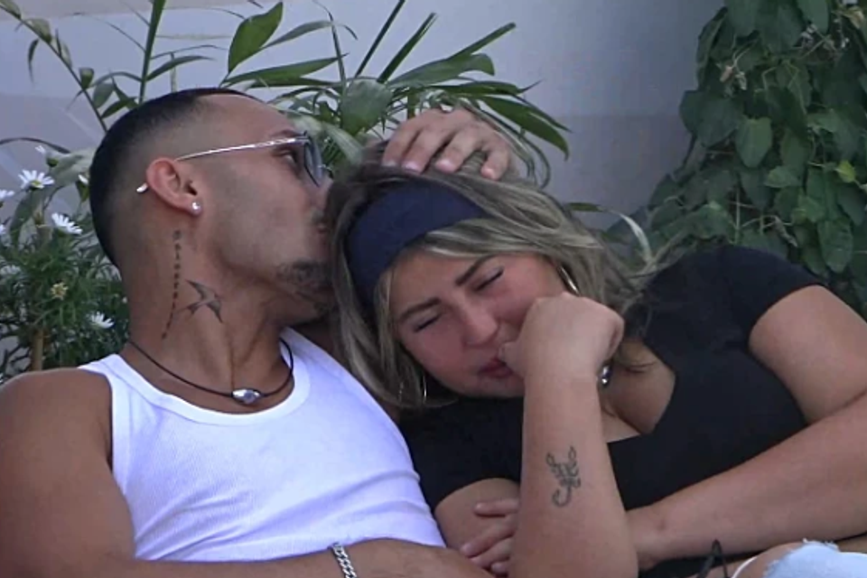 מפרגנת לדייר אחר. ארז ושלקה בבית "האח הגדול" , האח הגדול, רשת 13