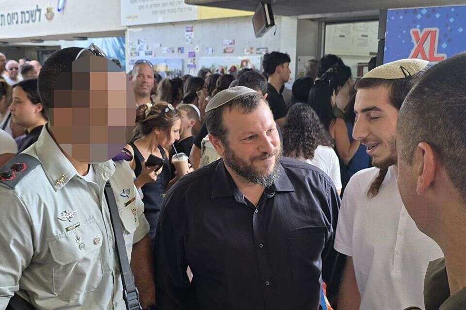 השר עמיחי אליהו עם בנו שהתגייס לגבעתי: "הגיע הזמן לכבוש את עזה" , ללא