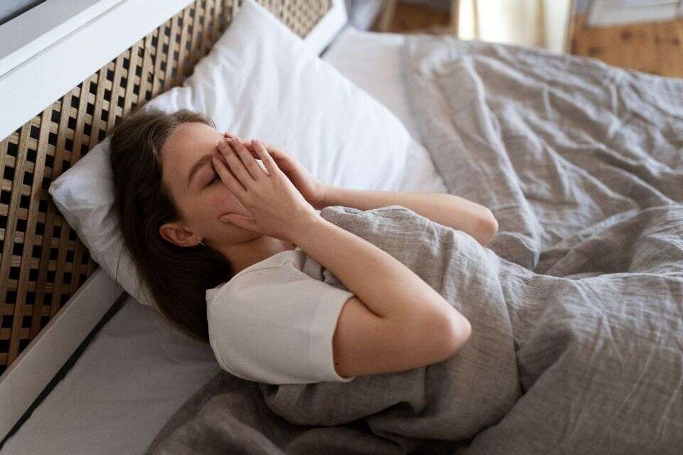 אישה מתעוררת משינה ומשפשפת את עיניה , freepik