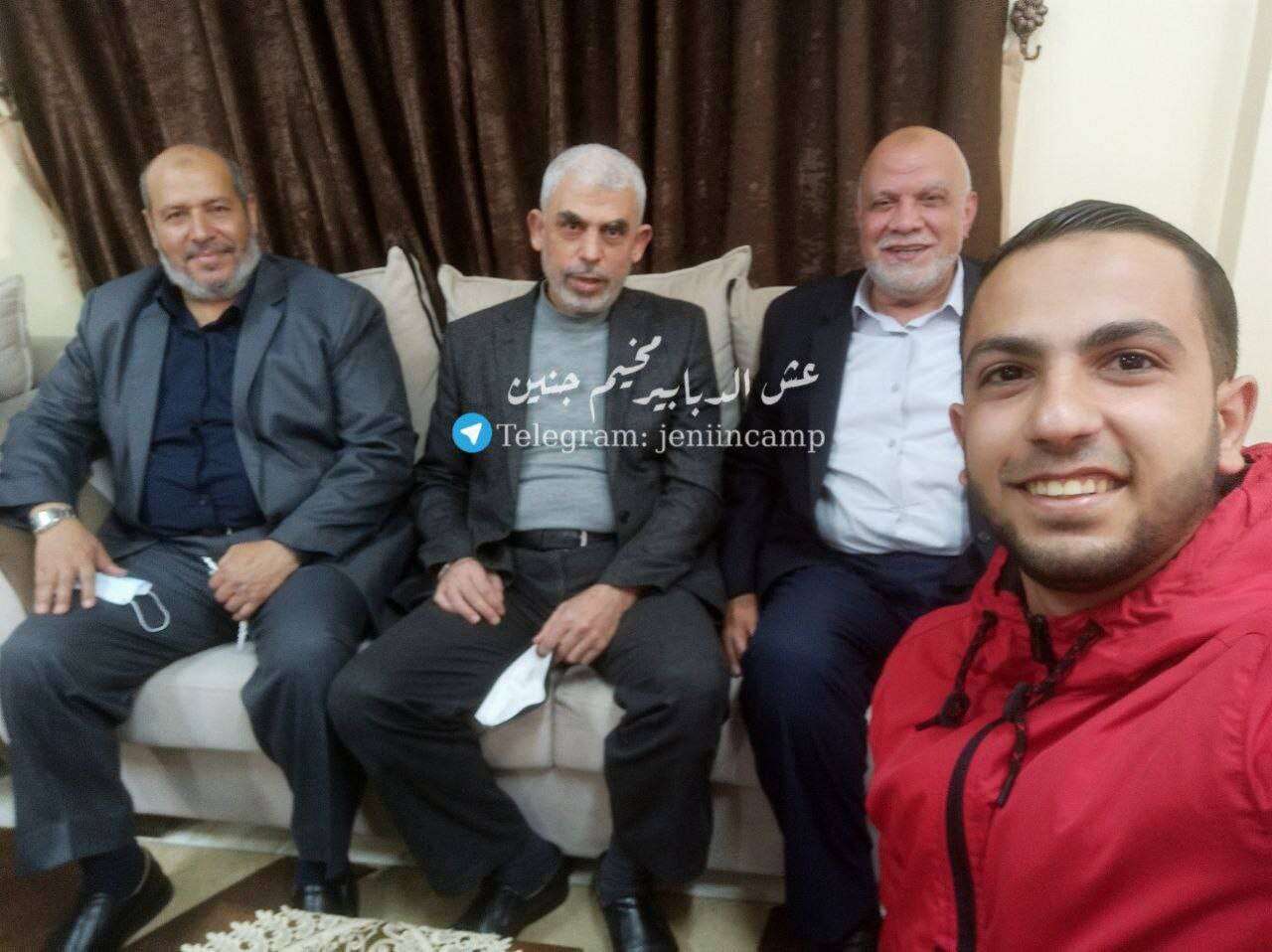 אנס שריף בתמונה מהארכיון עם מנהיג חמאס בעזה סינוואר שחוסל, והבכירים אל-חיה ועוודאללה שנמצאים עכשיו בחו