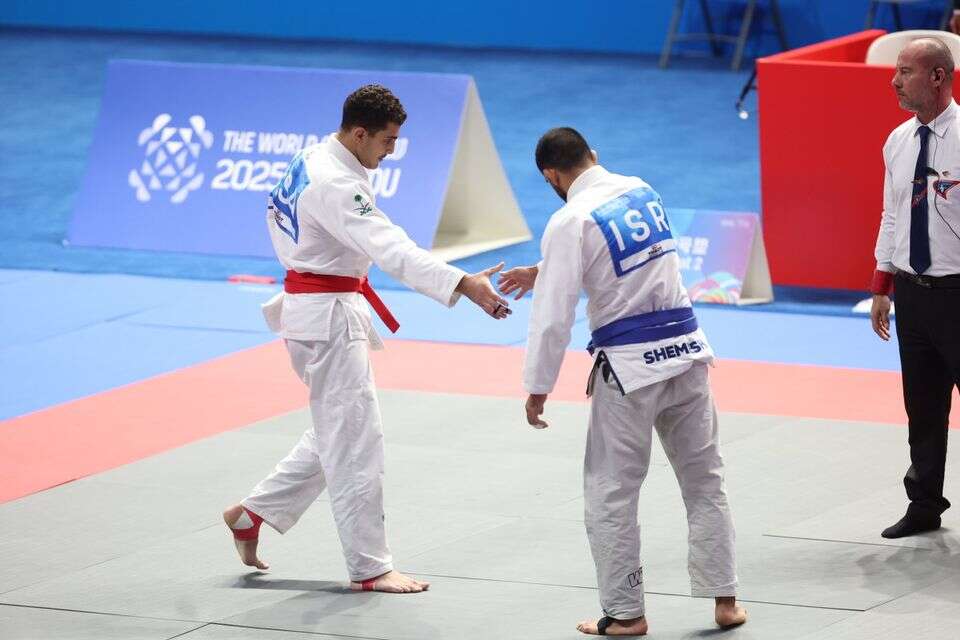 סער שמש (מימין) ועבדאללה נאדה בסיום הקרב. יש תקווה , אורן אהרוני