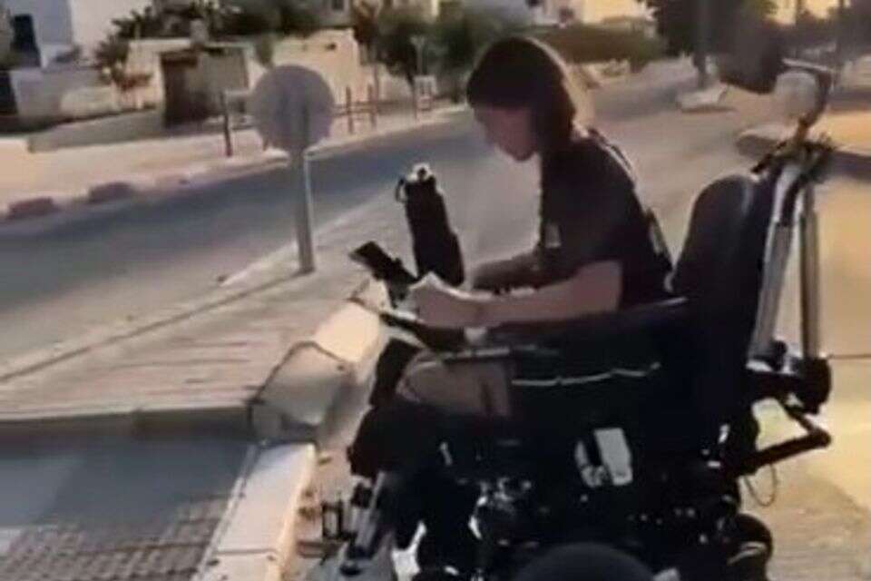 שני צעירים על כיסאות גלגלים נתקעו בדרך לאוטובוס בירושלים: ״אנחנו רק רוצים לחצות את הכביש״
, שוהם ברכה