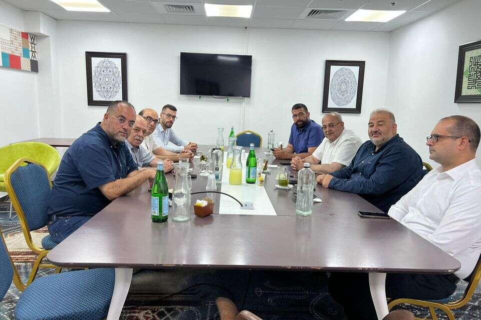 מנהיגי המפלגות הערביות ממשיכים בדיאלוג להקמה מחדש של המשותפת
  , .