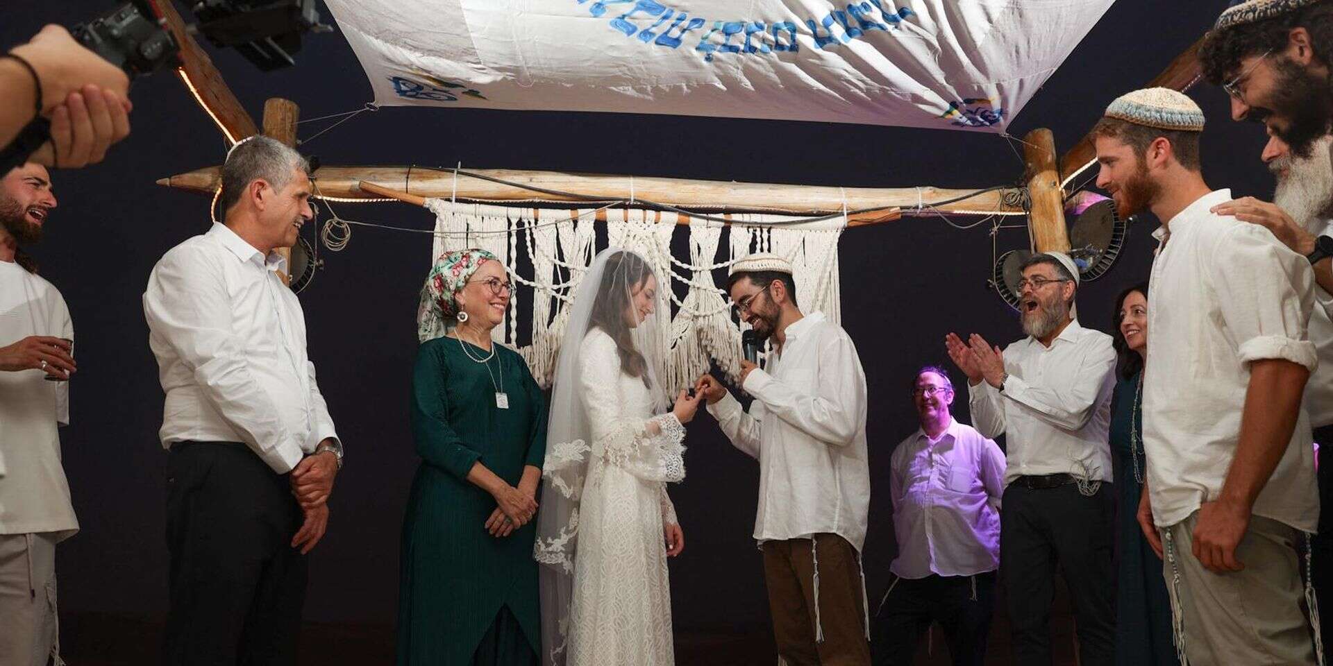 אמונה אור, אחותו של החטוף אבינתן, מתחת לחופה , נעמה שטרן
