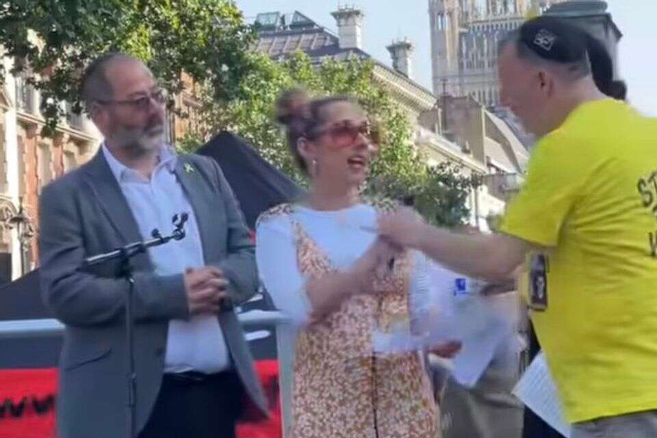 רבנים רפורמיים בבריטניה הורדו מהבמה בעצרת למען החטופים לאחר שקראו להקמת מדינה פלשתינית , סעיף 27 א'
