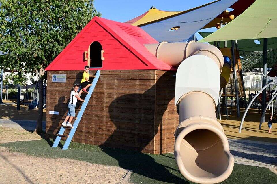 ילדים משתעשעים במיגונית בשדרות , יוסי זליגר והקרן לידידות