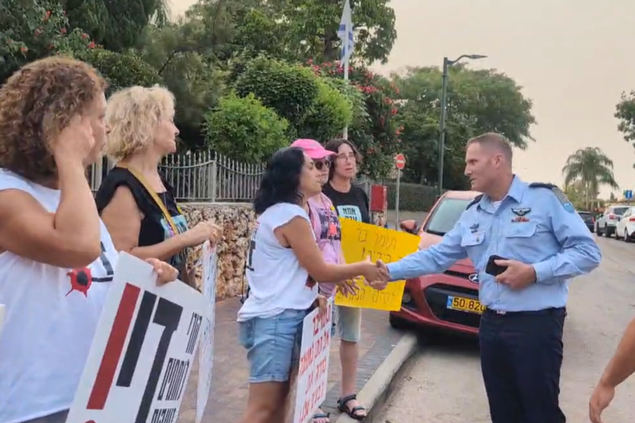 אמהות הפגינו מחוץ לבית מפקד חיל האוויר - שיצא אליהן: