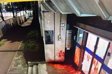 חשודים שפכו צבע על בניין השגרירות הישראלית בהאג , ללא