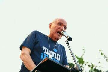 הרמטכ"ל לשעבר חלוץ במחאת הטייסים לסיום המלחמה , דנור אהרון