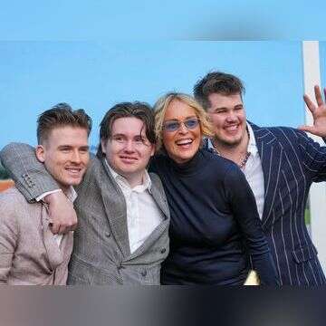 אחרי מאבקי האימהות: שרון סטון עם שלושת הבנים המאומצים