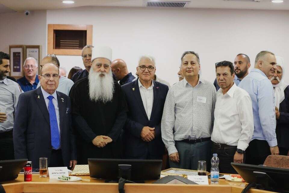 מימין לשמאל:
יוסי אפק,מנכ״ל קונצרן טבע ישראל, אבי בוסקילה מנכ״ל שראל, פרופ' זרקא מנכ״ל המרכז הרפואי זיו בצפת, השייח' מוופאק טריף המנהיג הרוחני של העדה הדרוזית ושלמה גרופמן יו"ר שראל
, ברק גואטה