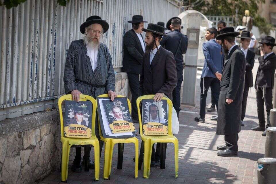 המפגינים החרדים עם הכסאות והשלטים , חיים גולדברג/פלאש 90